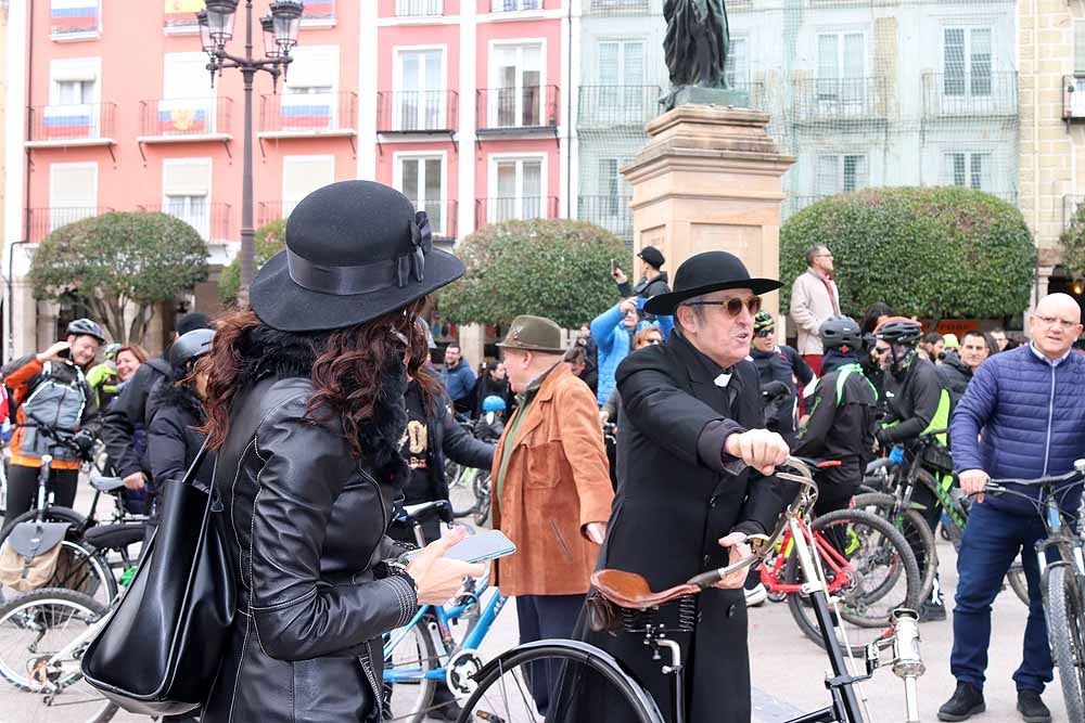 Fotos: Los ciclistas de Burgos han celebrado un funeral por la bici en la Plaza Mayor