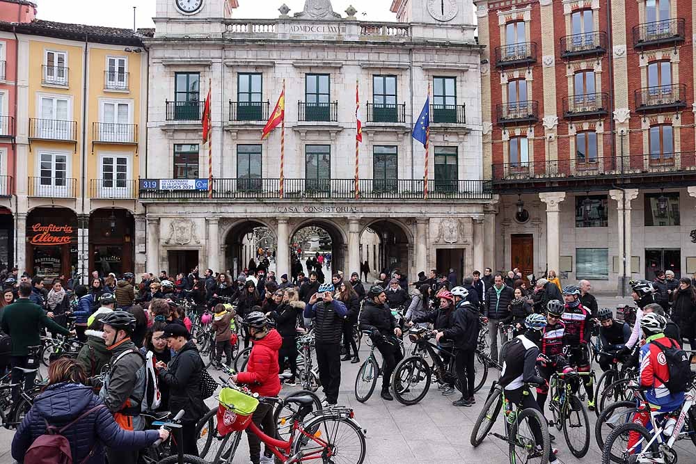 Fotos: Los ciclistas de Burgos han celebrado un funeral por la bici en la Plaza Mayor