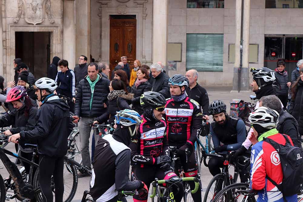 Fotos: Los ciclistas de Burgos han celebrado un funeral por la bici en la Plaza Mayor