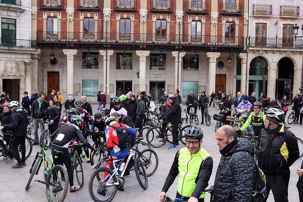 Fotos: Los ciclistas de Burgos han celebrado un funeral por la bici en la Plaza Mayor