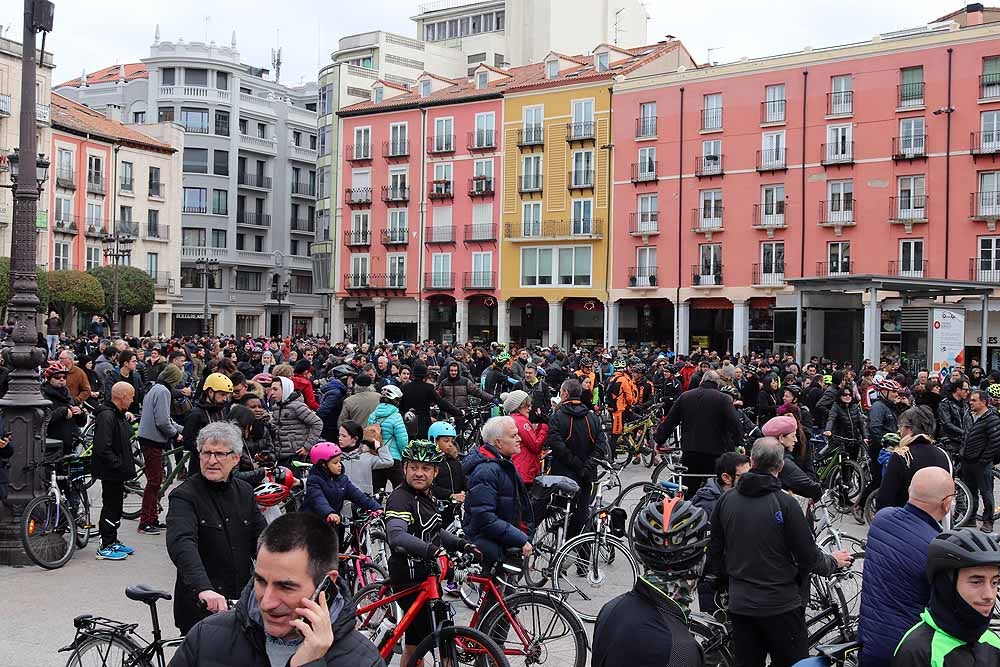 Fotos: Los ciclistas de Burgos han celebrado un funeral por la bici en la Plaza Mayor