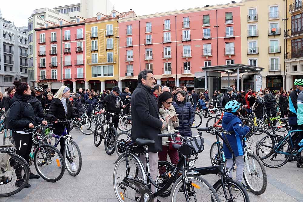 Fotos: Los ciclistas de Burgos han celebrado un funeral por la bici en la Plaza Mayor
