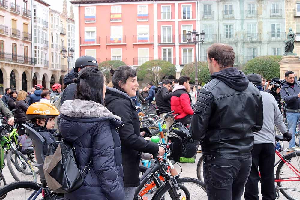 Fotos: Los ciclistas de Burgos han celebrado un funeral por la bici en la Plaza Mayor