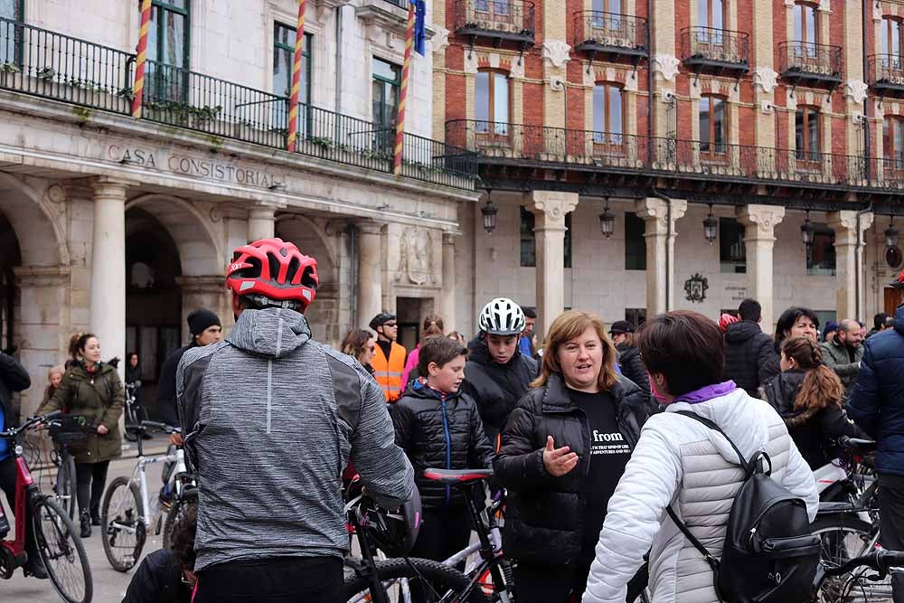 Fotos: Los ciclistas de Burgos han celebrado un funeral por la bici en la Plaza Mayor