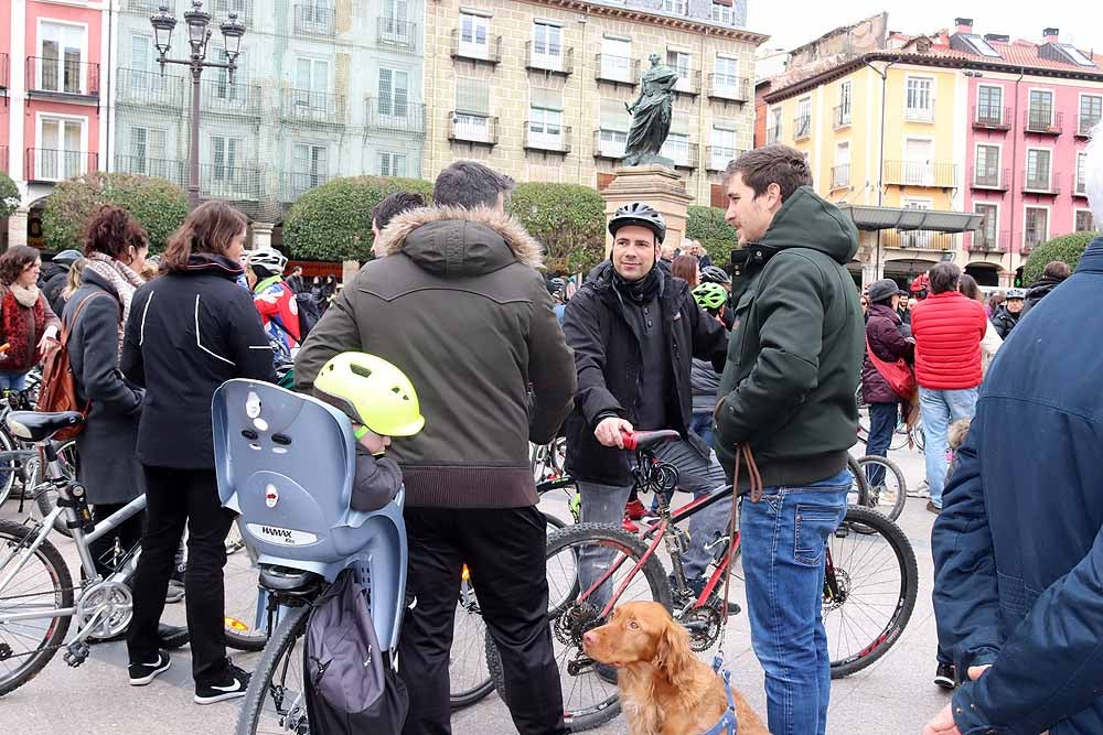 Fotos: Los ciclistas de Burgos han celebrado un funeral por la bici en la Plaza Mayor