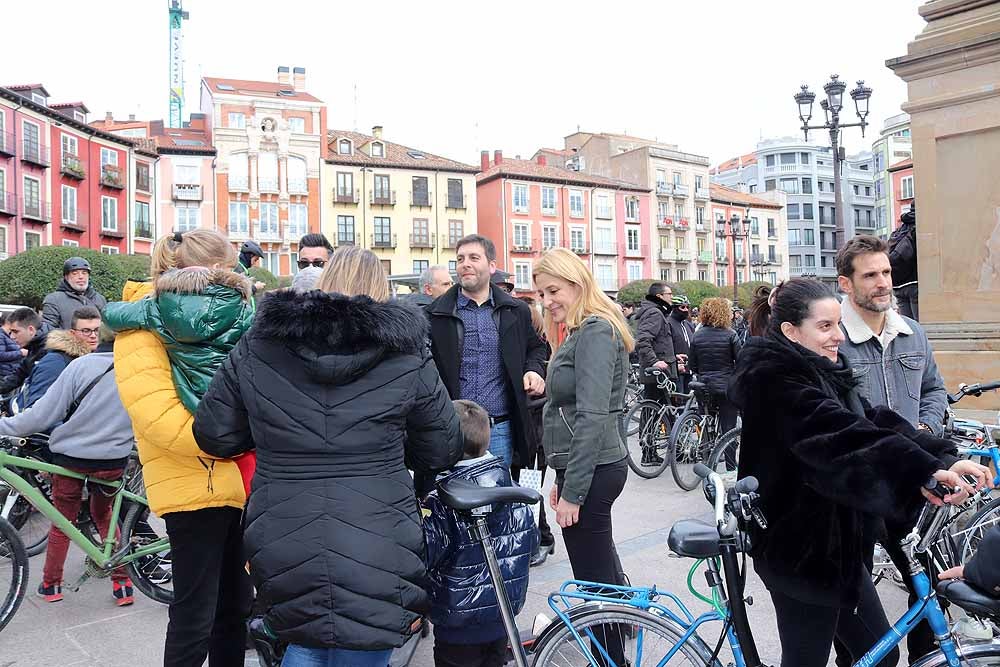 Fotos: Los ciclistas de Burgos han celebrado un funeral por la bici en la Plaza Mayor