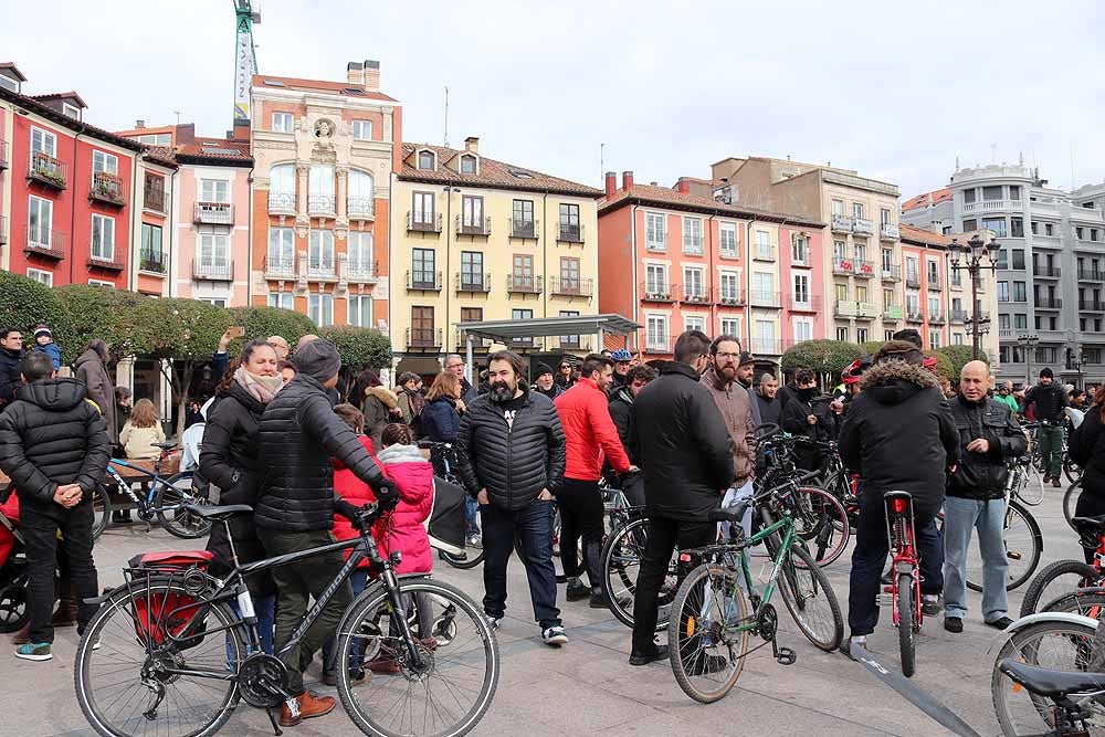 Fotos: Los ciclistas de Burgos han celebrado un funeral por la bici en la Plaza Mayor