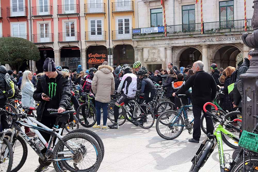 Fotos: Los ciclistas de Burgos han celebrado un funeral por la bici en la Plaza Mayor