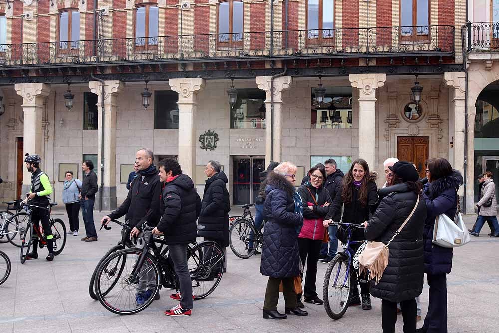 Fotos: Los ciclistas de Burgos han celebrado un funeral por la bici en la Plaza Mayor