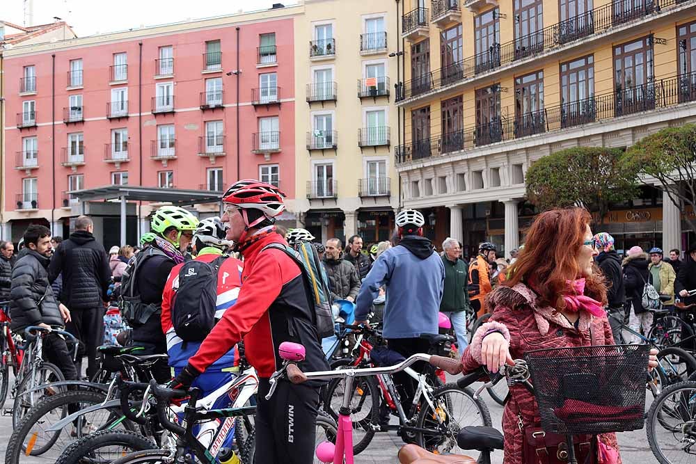 Fotos: Los ciclistas de Burgos han celebrado un funeral por la bici en la Plaza Mayor