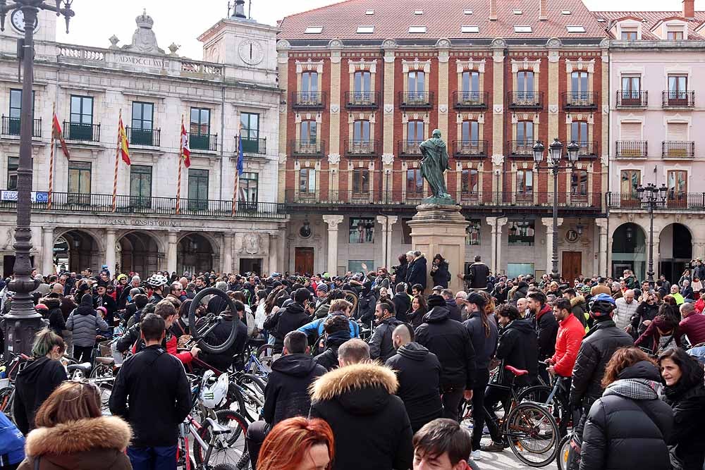 Fotos: Los ciclistas de Burgos han celebrado un funeral por la bici en la Plaza Mayor