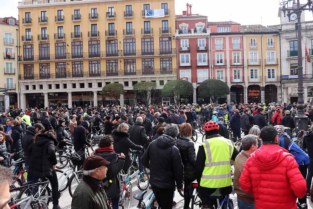 Fotos: Los ciclistas de Burgos han celebrado un funeral por la bici en la Plaza Mayor