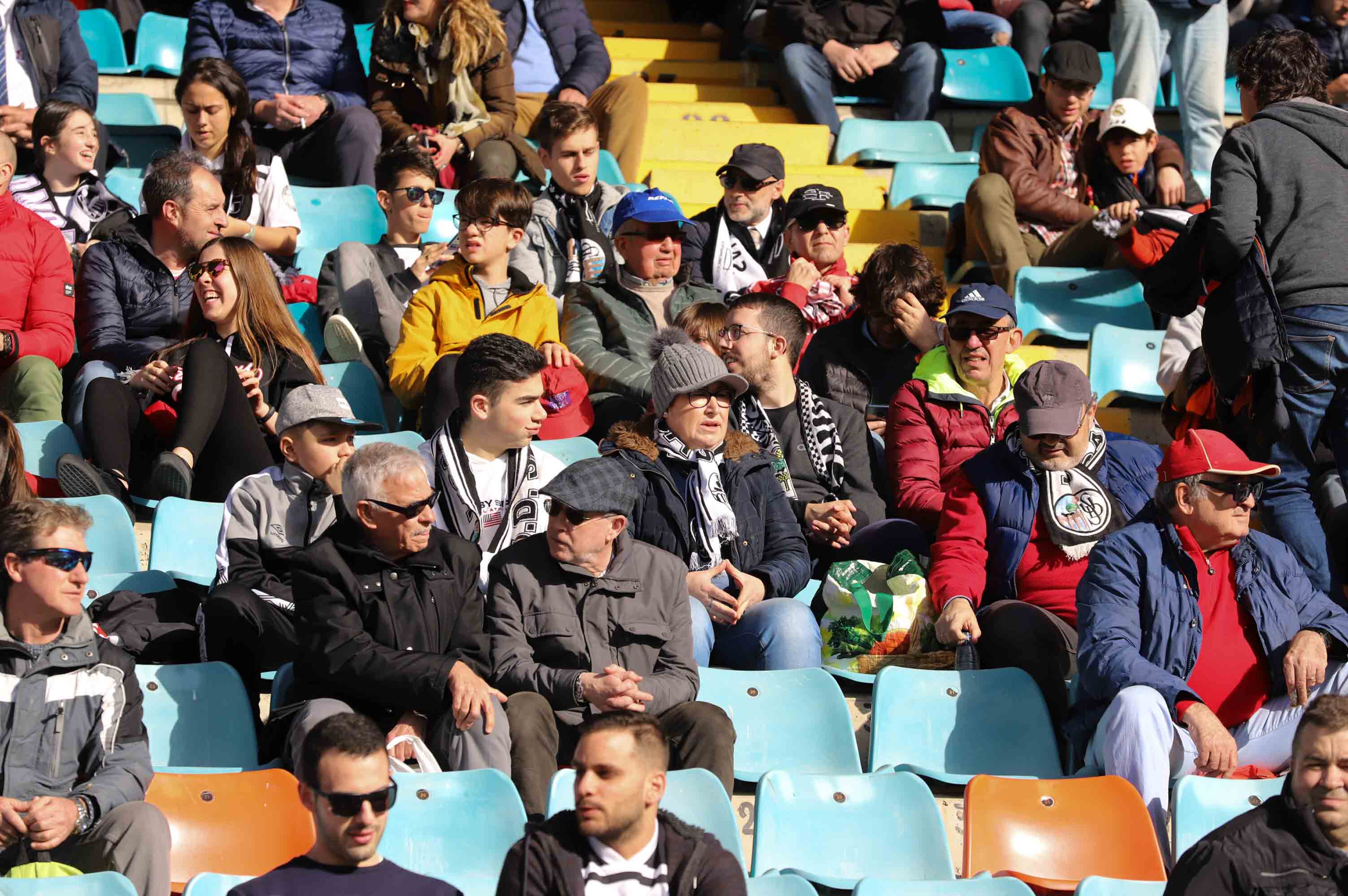 Fotos: La afición del Burgos CF ha acompañado al equipo en su desplazamiento a Salamanca