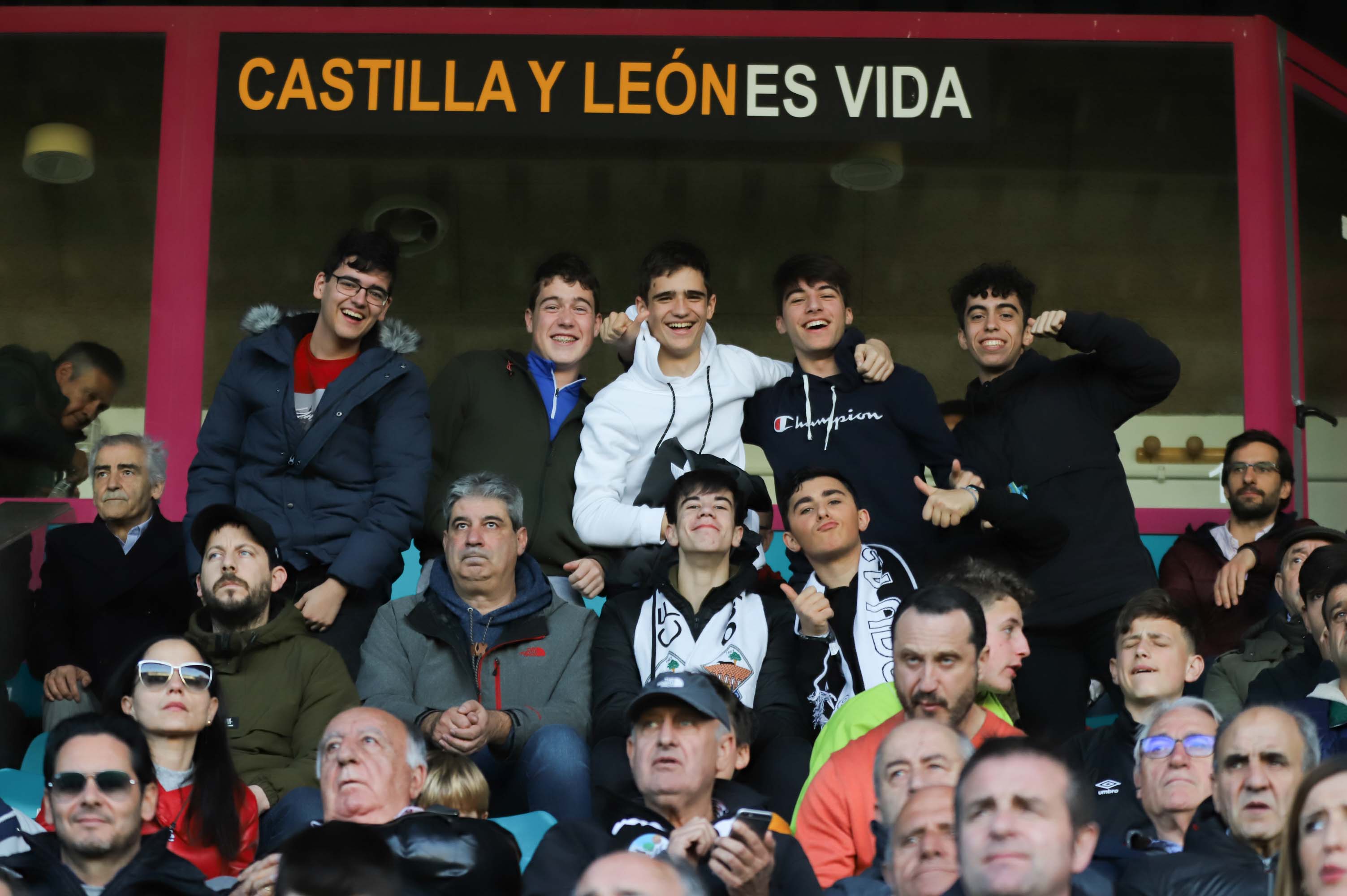 Fotos: La afición del Burgos CF ha acompañado al equipo en su desplazamiento a Salamanca