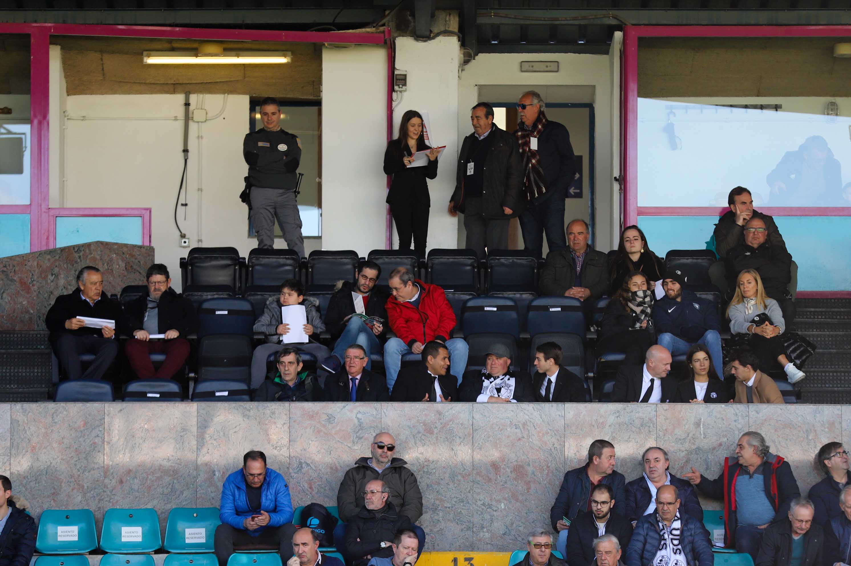 Fotos: La afición del Burgos CF ha acompañado al equipo en su desplazamiento a Salamanca