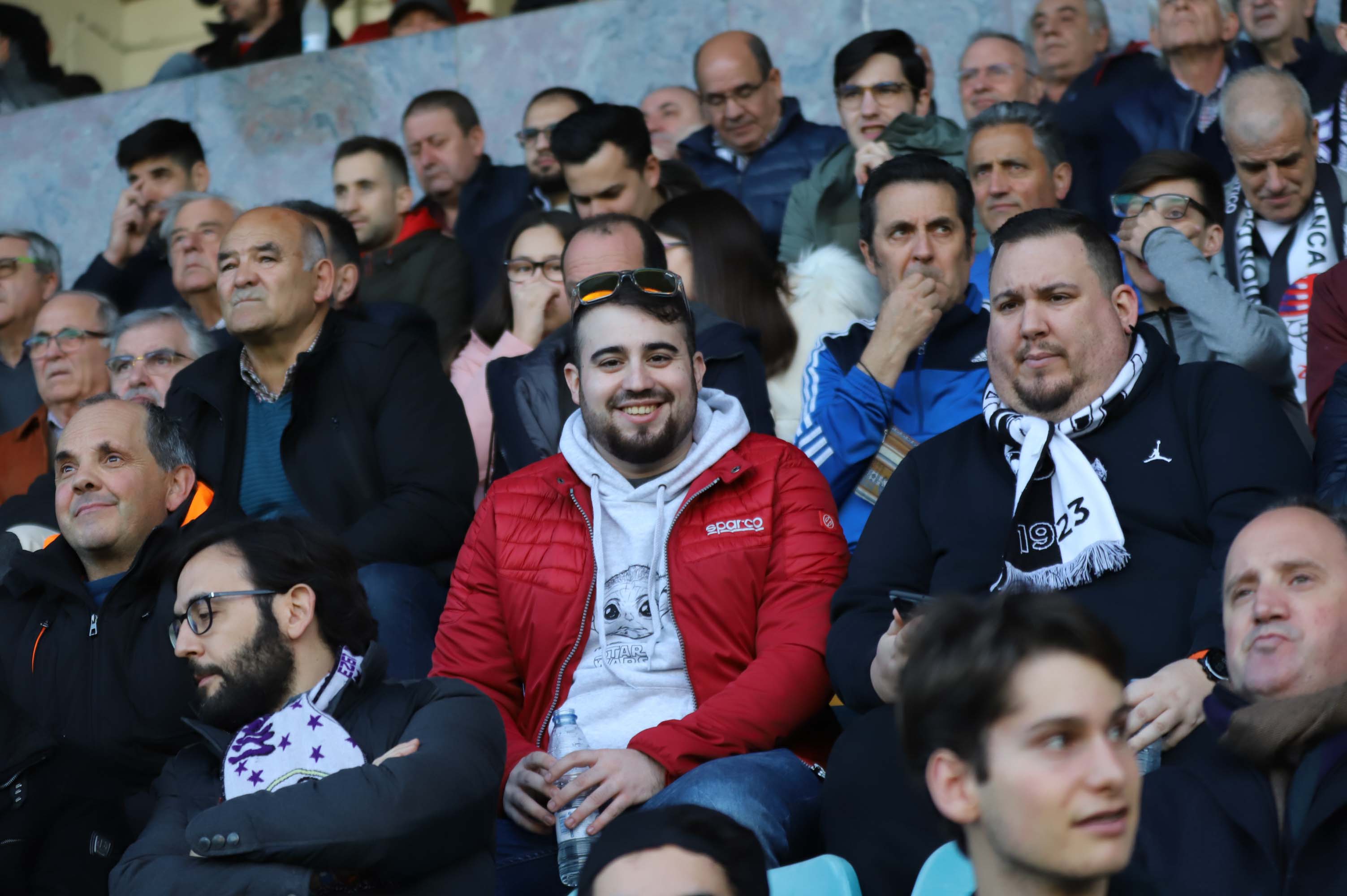 Fotos: La afición del Burgos CF ha acompañado al equipo en su desplazamiento a Salamanca