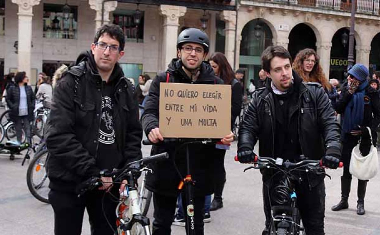 Adrián, Eduardo y Alberto son tres de los participantes en la movilización