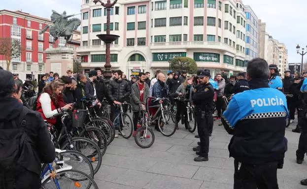 Los ciclistas cortan la Plaza del Cid tras tomar a golpe de timbre la Plaza Mayor en protesta por la nueva Ordenanza de Movilidad