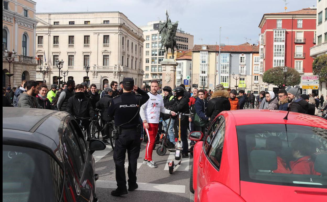 Imagen de la protesta realizada ayer en la Plaza del Cid