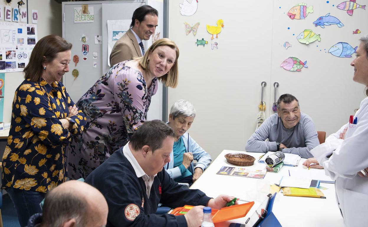 La consejera de Familia e Igualdad de Oportunidades, Isabel Blanco, visita el Centro de Día Municipal Simón Ruiz.