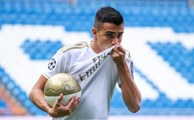 Reinier besa el escudo del Real Madrid durante su presentación en el Santiago Bernabéu. 