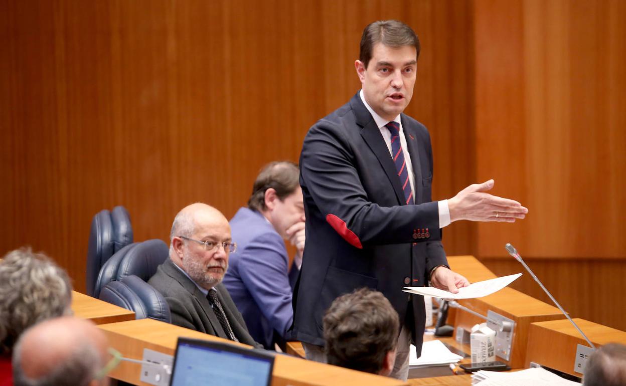 El consejero Ángel Ibáñez se arranca a cantar en las Cortes