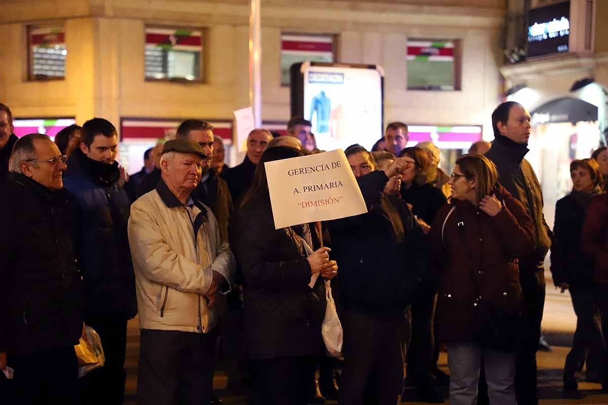 Miles de vecinos han gritado contra la unificación de las urgencias en el Divino Valles y han pedido el mantenimiento del PAC de San Agustín y la reapertura del de Gamonal. 