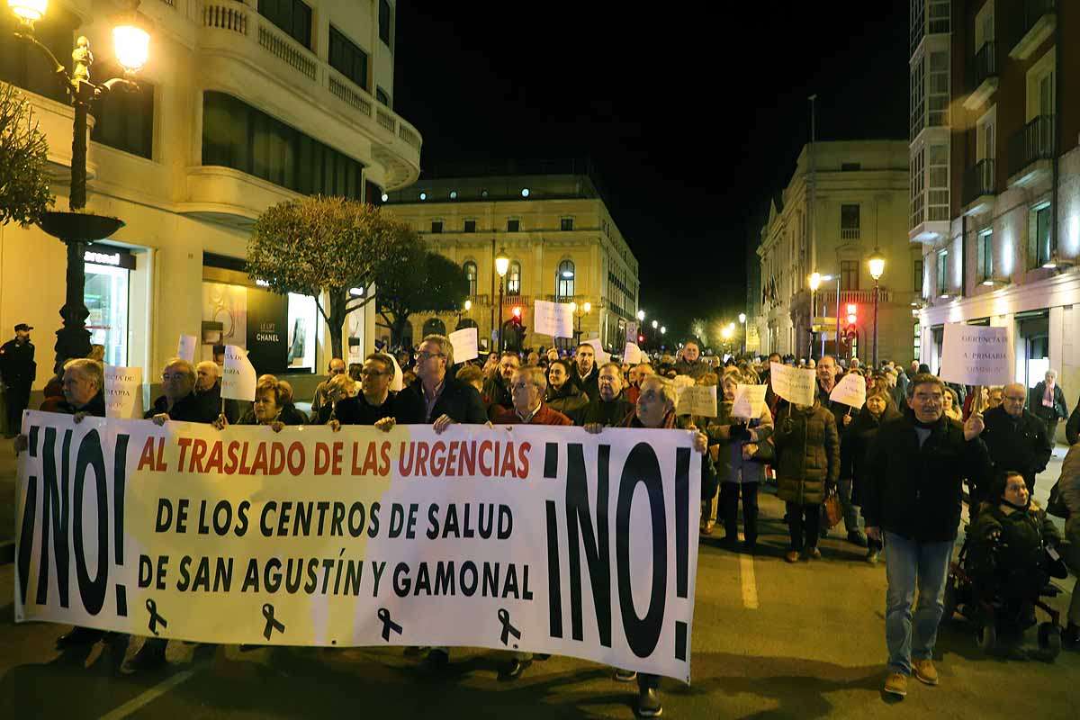 Miles de vecinos han gritado contra la unificación de las urgencias en el Divino Valles y han pedido el mantenimiento del PAC de San Agustín y la reapertura del de Gamonal. 