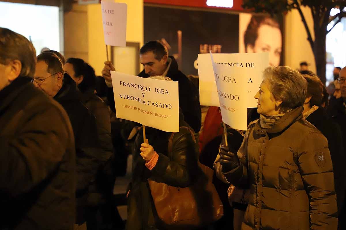 Miles de vecinos han gritado contra la unificación de las urgencias en el Divino Valles y han pedido el mantenimiento del PAC de San Agustín y la reapertura del de Gamonal. 