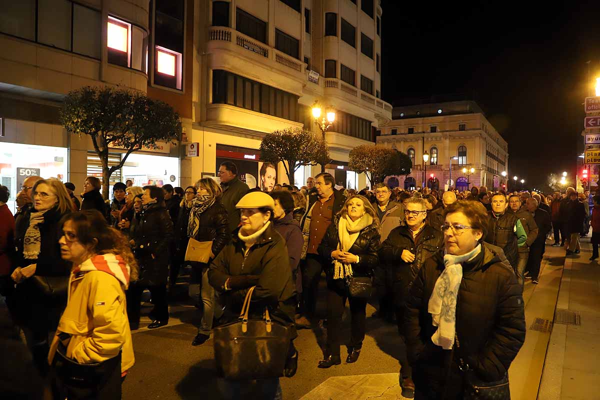 Miles de vecinos han gritado contra la unificación de las urgencias en el Divino Valles y han pedido el mantenimiento del PAC de San Agustín y la reapertura del de Gamonal. 