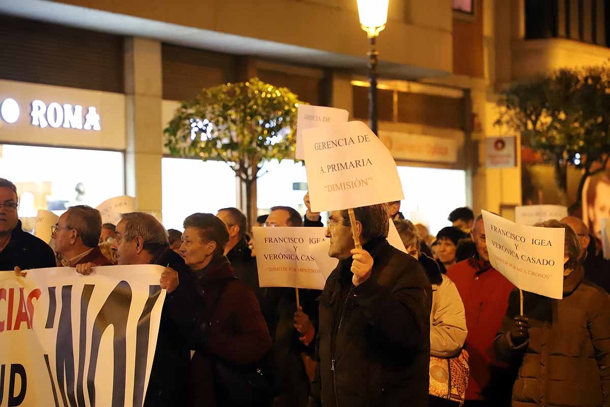 Miles de vecinos han gritado contra la unificación de las urgencias en el Divino Valles y han pedido el mantenimiento del PAC de San Agustín y la reapertura del de Gamonal. 