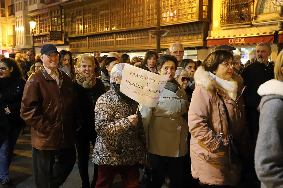 Miles de vecinos han gritado contra la unificación de las urgencias en el Divino Valles y han pedido el mantenimiento del PAC de San Agustín y la reapertura del de Gamonal. 