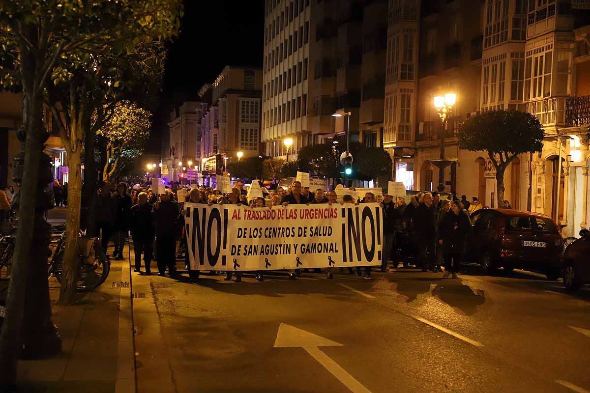 Miles de vecinos han gritado contra la unificación de las urgencias en el Divino Valles y han pedido el mantenimiento del PAC de San Agustín y la reapertura del de Gamonal. 