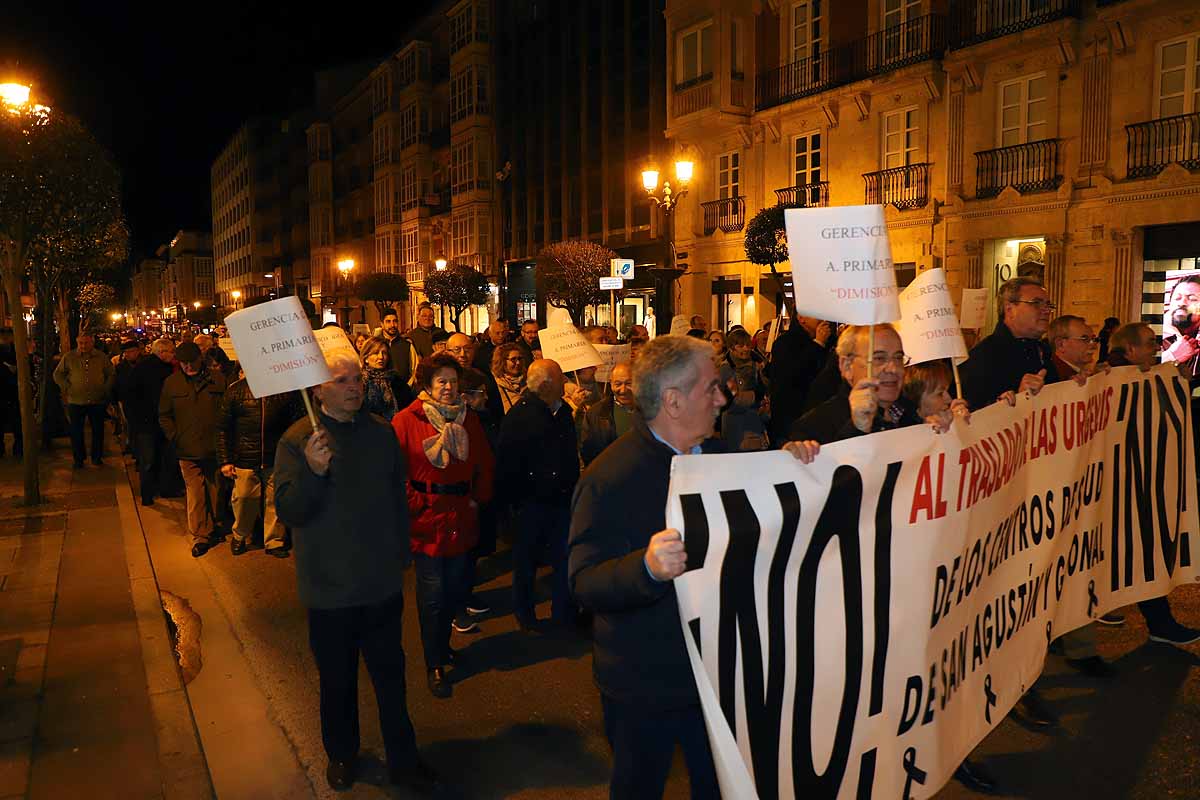 Miles de vecinos han gritado contra la unificación de las urgencias en el Divino Valles y han pedido el mantenimiento del PAC de San Agustín y la reapertura del de Gamonal. 