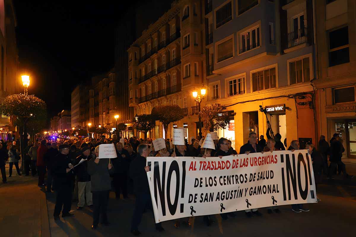 Miles de vecinos han gritado contra la unificación de las urgencias en el Divino Valles y han pedido el mantenimiento del PAC de San Agustín y la reapertura del de Gamonal. 