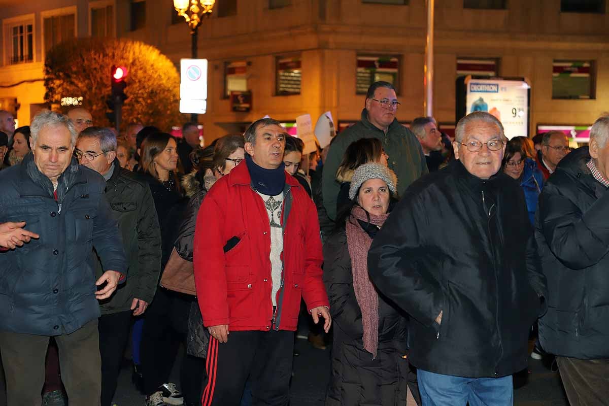 Miles de vecinos han gritado contra la unificación de las urgencias en el Divino Valles y han pedido el mantenimiento del PAC de San Agustín y la reapertura del de Gamonal. 