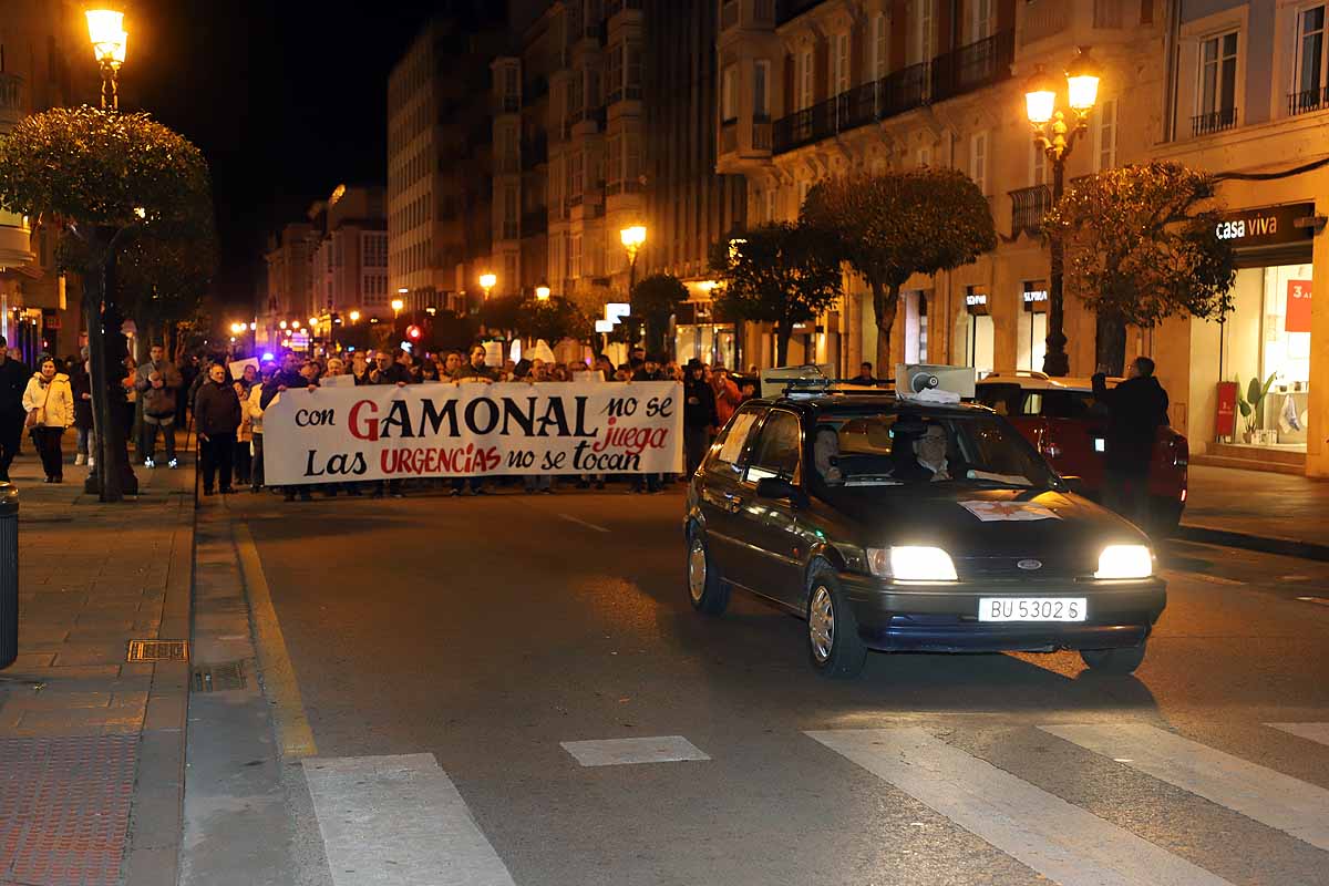 Miles de vecinos han gritado contra la unificación de las urgencias en el Divino Valles y han pedido el mantenimiento del PAC de San Agustín y la reapertura del de Gamonal. 