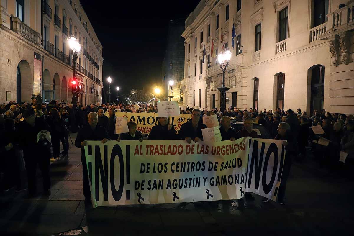 Miles de vecinos han gritado contra la unificación de las urgencias en el Divino Valles y han pedido el mantenimiento del PAC de San Agustín y la reapertura del de Gamonal. 