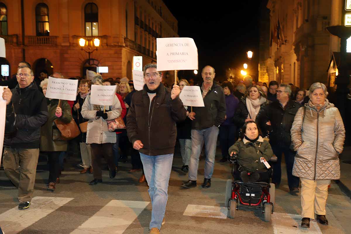 Miles de vecinos han gritado contra la unificación de las urgencias en el Divino Valles y han pedido el mantenimiento del PAC de San Agustín y la reapertura del de Gamonal. 