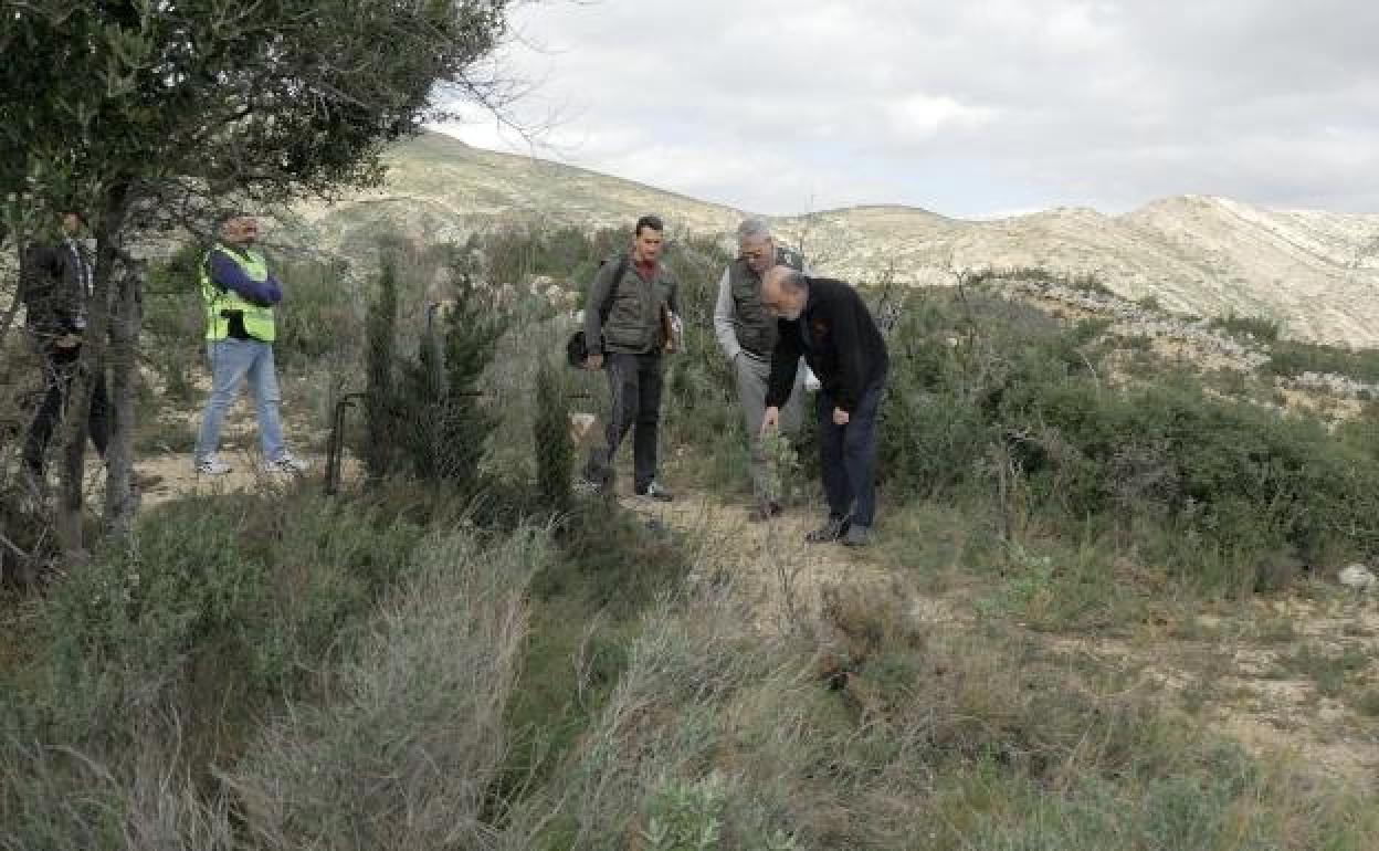 El antropólogo forense Francisco Etxeberria señala el lugar donde encontró el diente. / 'EL LECTOR DE HUESOS'/ETB2