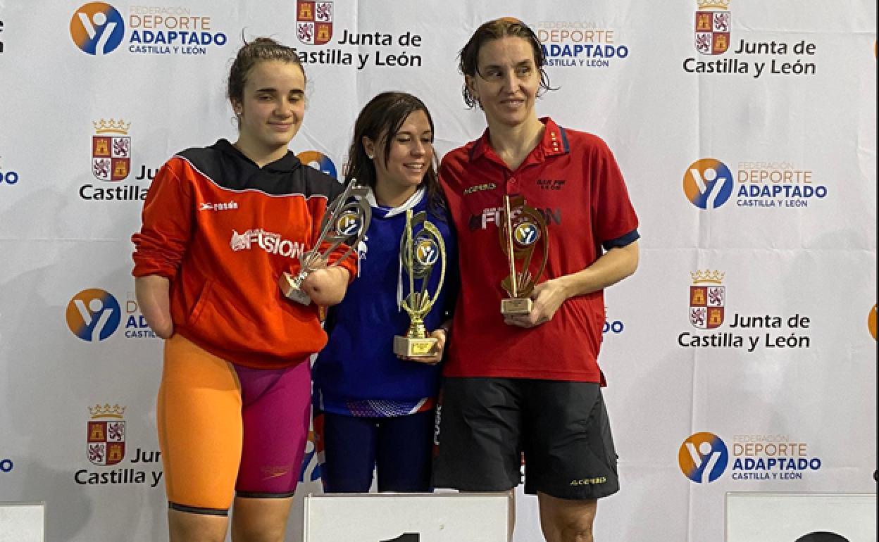 El podio femenino de la Liga de Natación Adaptada de Castilla y León. 