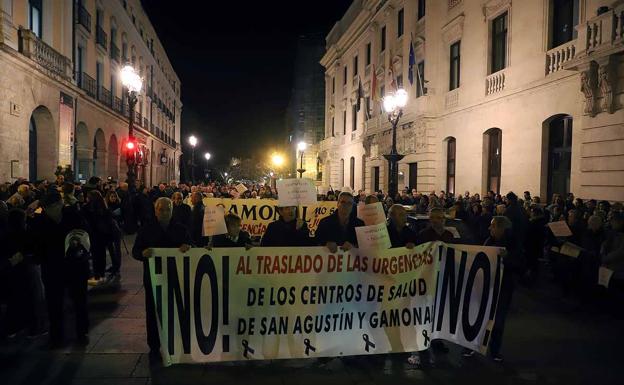 Miles de burgaleses salen a la calle para pedir la dimisión de la Gerencia de Atención Primaria y tres puntos de urgencias