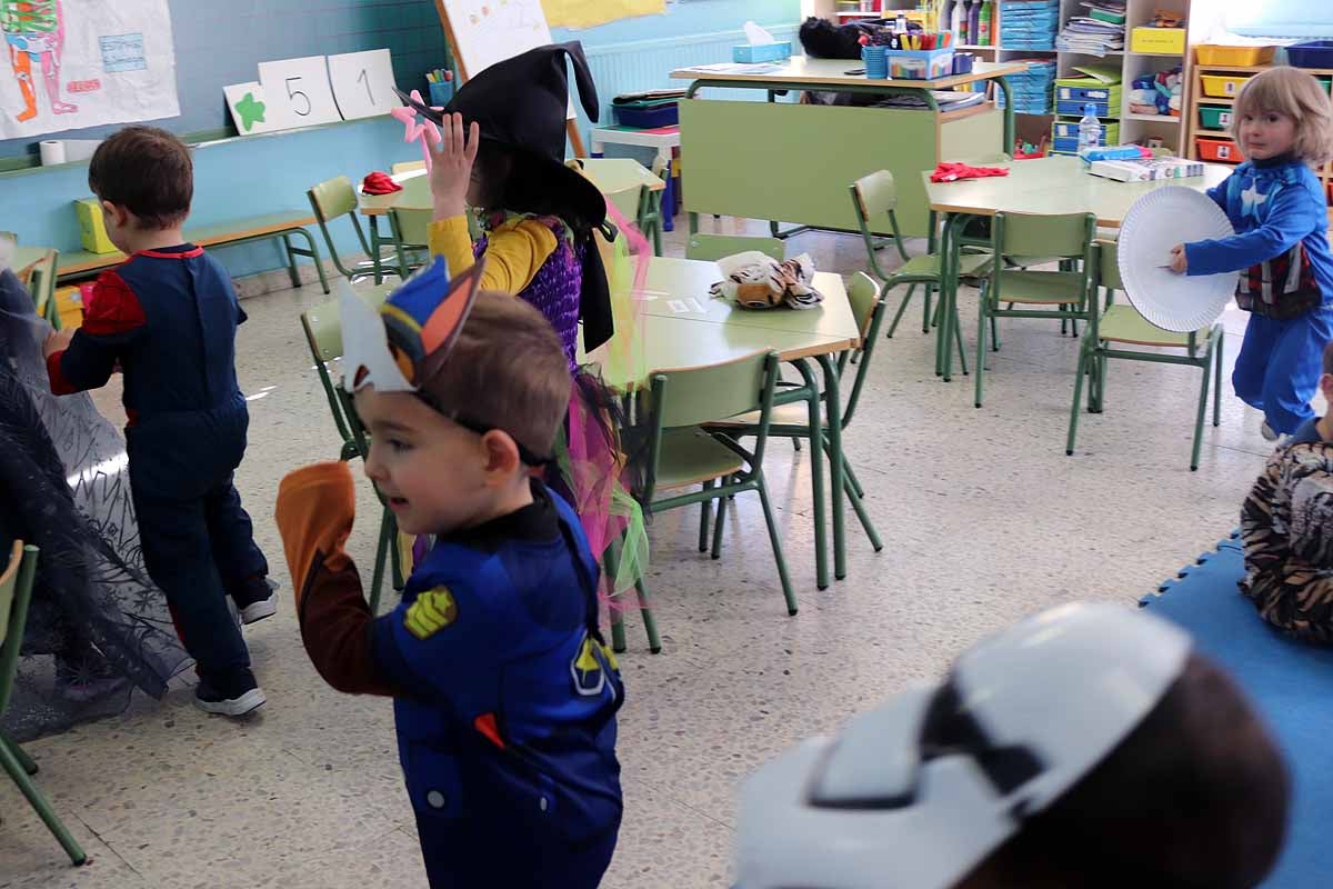 Los alumnos del colegio Antonio Machado celebran el Carnaval.