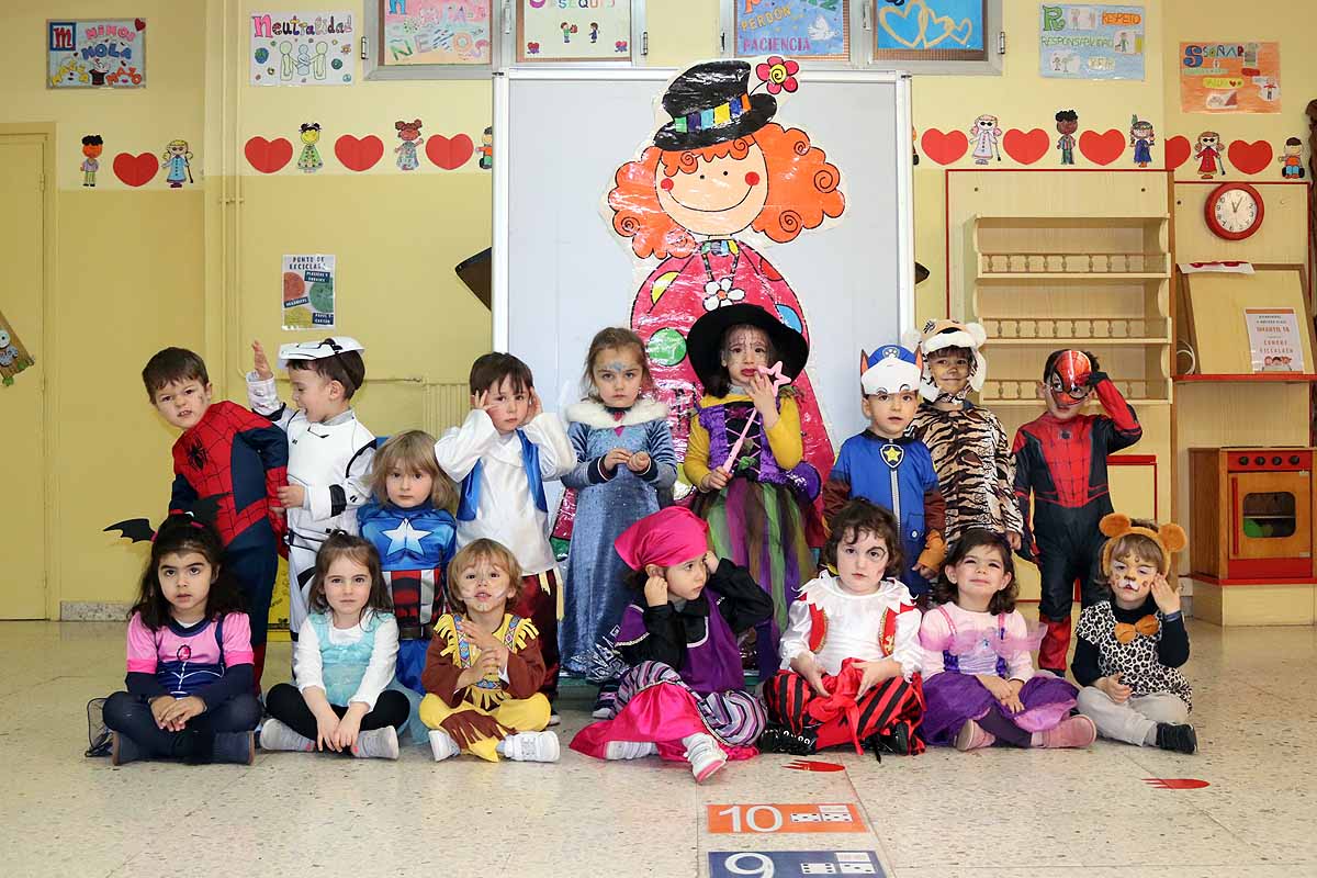 Los alumnos del colegio Antonio Machado celebran el Carnaval.