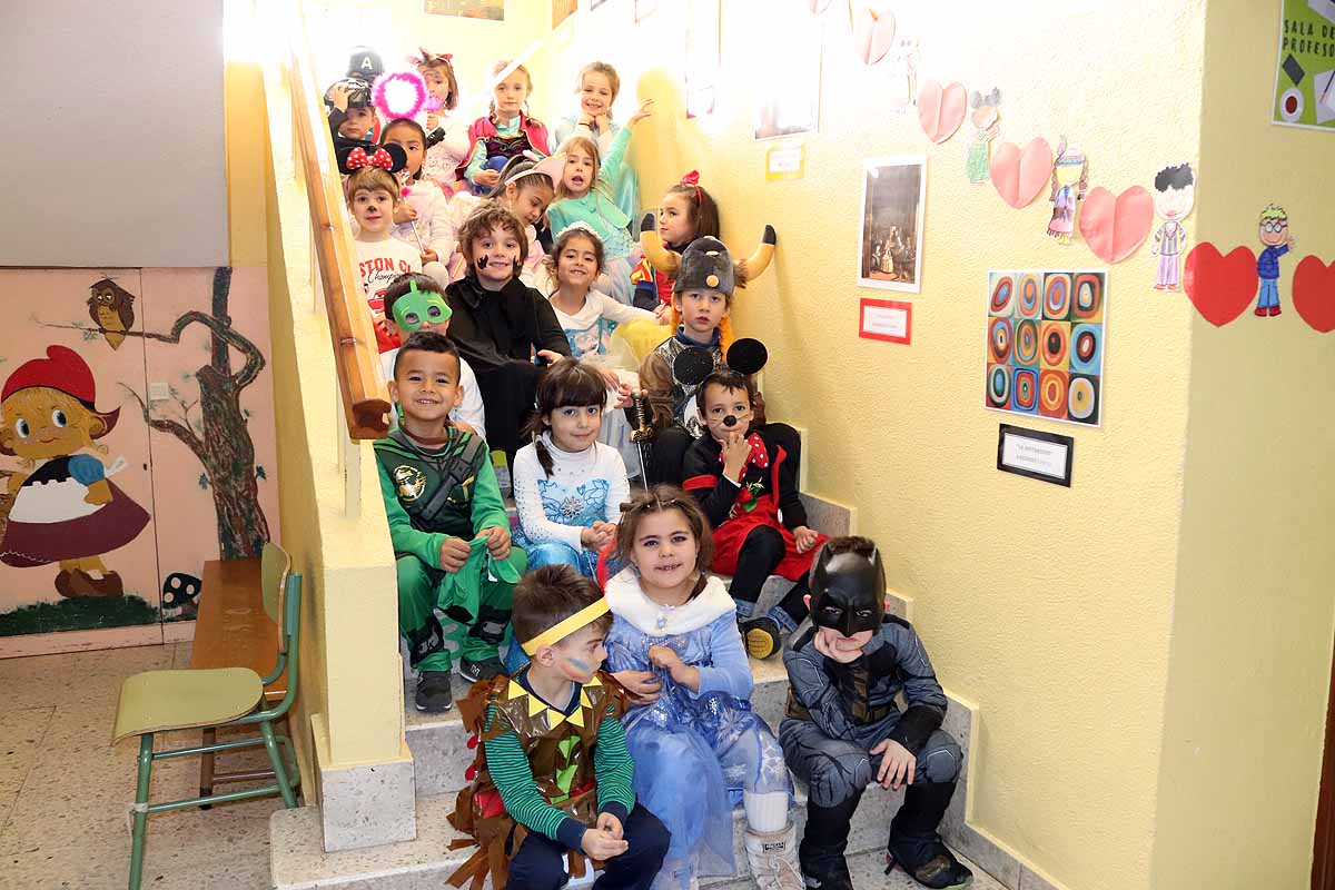 Los alumnos del colegio Antonio Machado celebran el Carnaval.