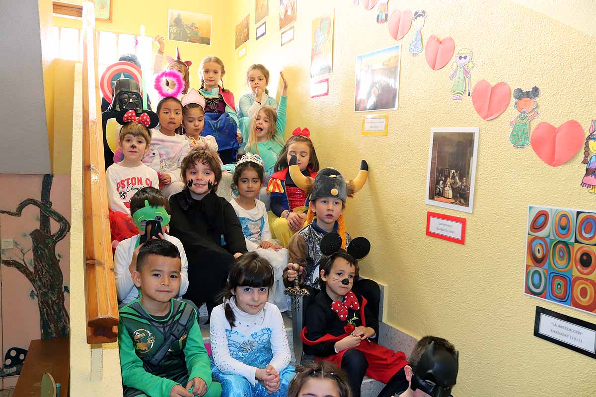 Los alumnos del colegio Antonio Machado celebran el Carnaval.