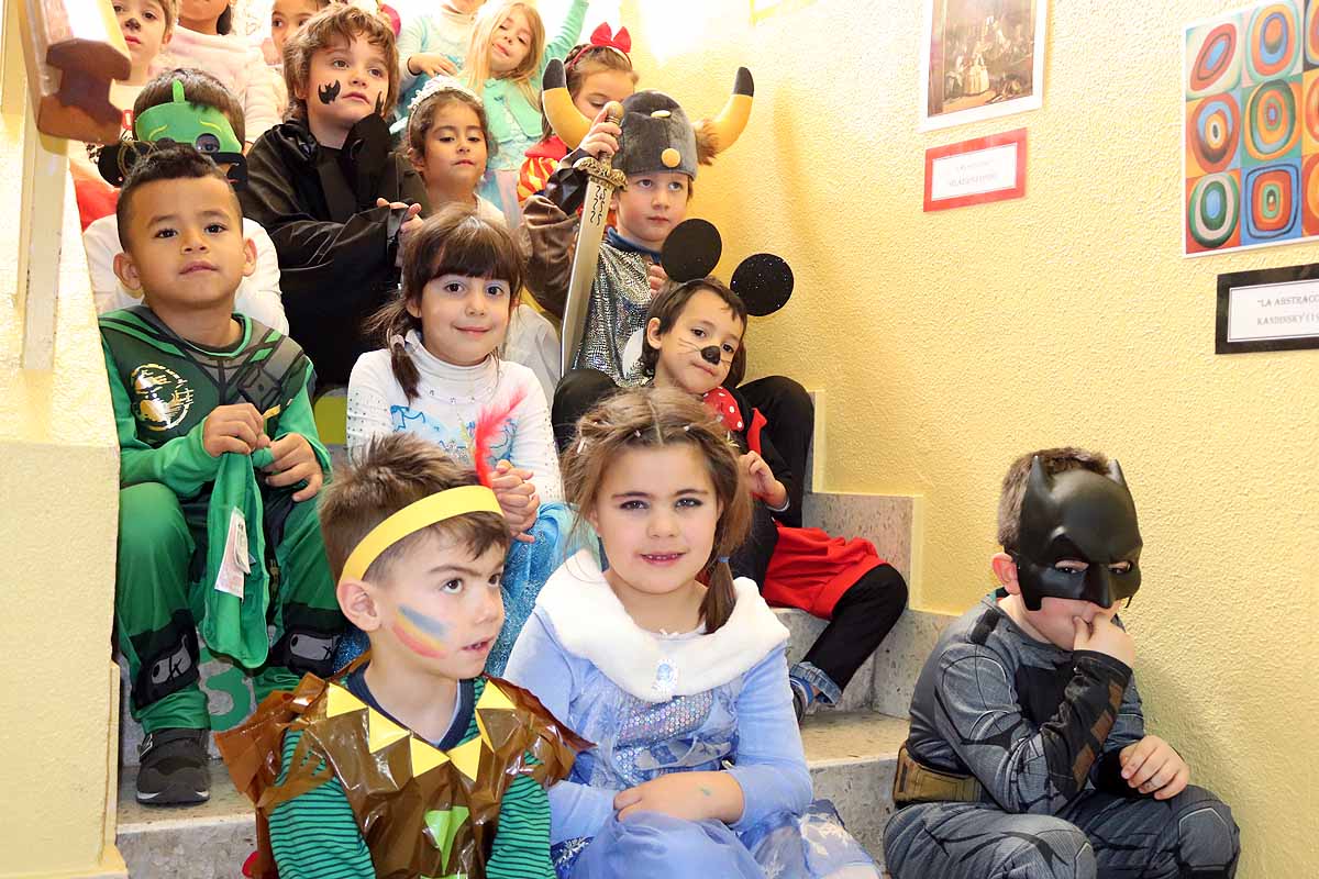 Los alumnos del colegio Antonio Machado celebran el Carnaval.