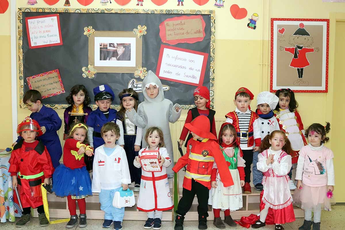 Los alumnos del colegio Antonio Machado celebran el Carnaval.