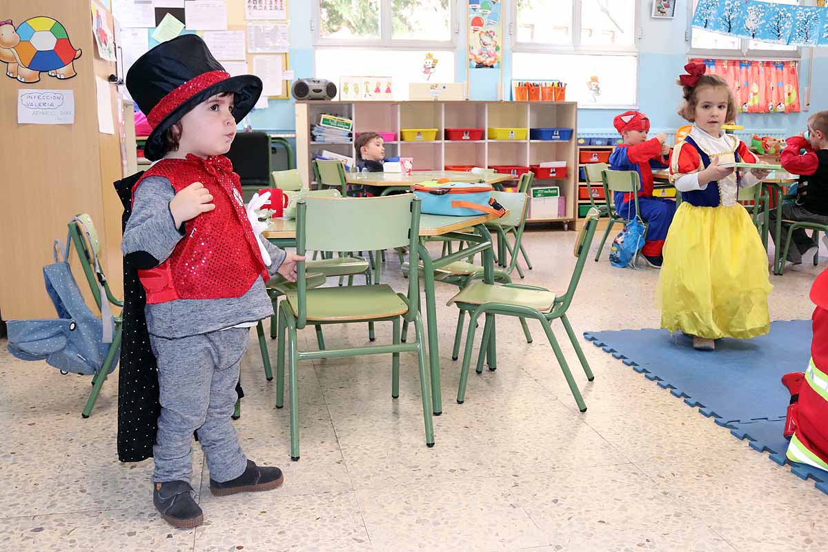 Los alumnos del colegio Antonio Machado celebran el Carnaval.