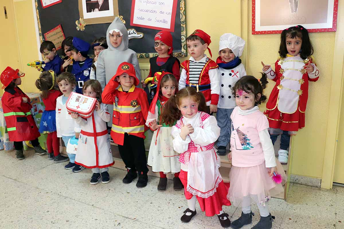 Los alumnos del colegio Antonio Machado celebran el Carnaval.